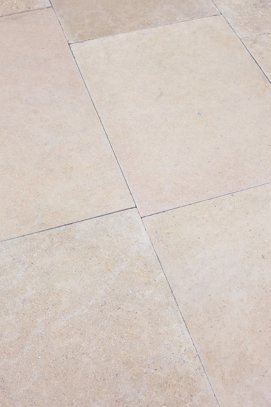 beżowe płytki idealnie pasują do jasnych ścian