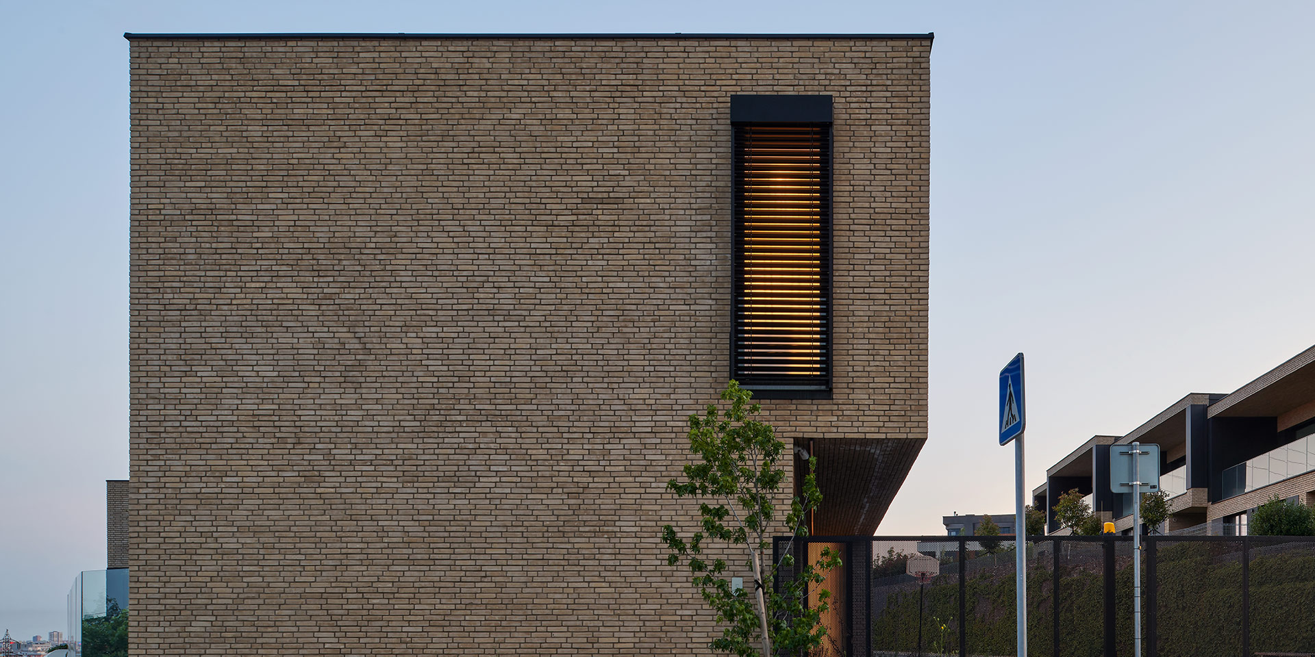 rolety zewnętrzne aluminiowe chronią przed słońcem i zapewniają bezpieczeństwo domu aluminiowe rolety antywłamaniowe z automatycznym sterowaniem