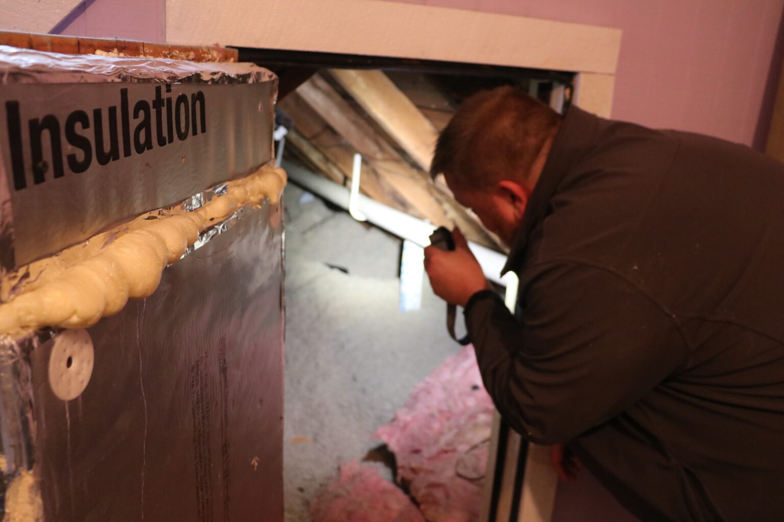 Płyty styropianu ekstrudowanego cięte nożem na stropie poddasza użytkowego