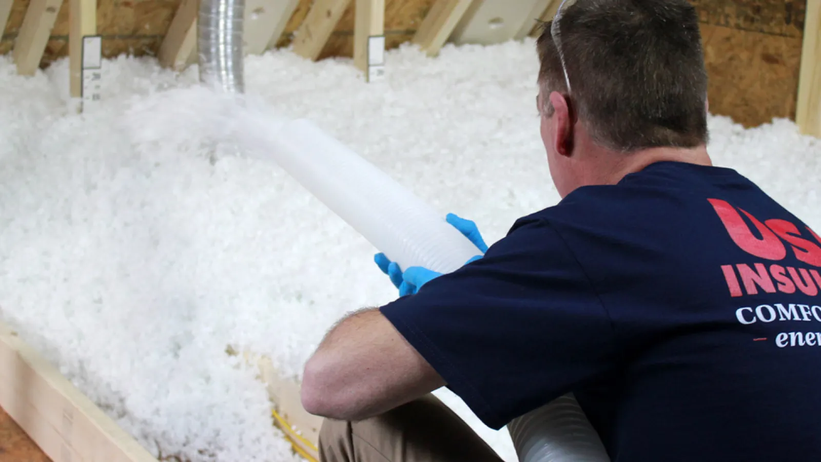 Luźno wisząca wełna mineralna z przerwami między krokwiami dachu